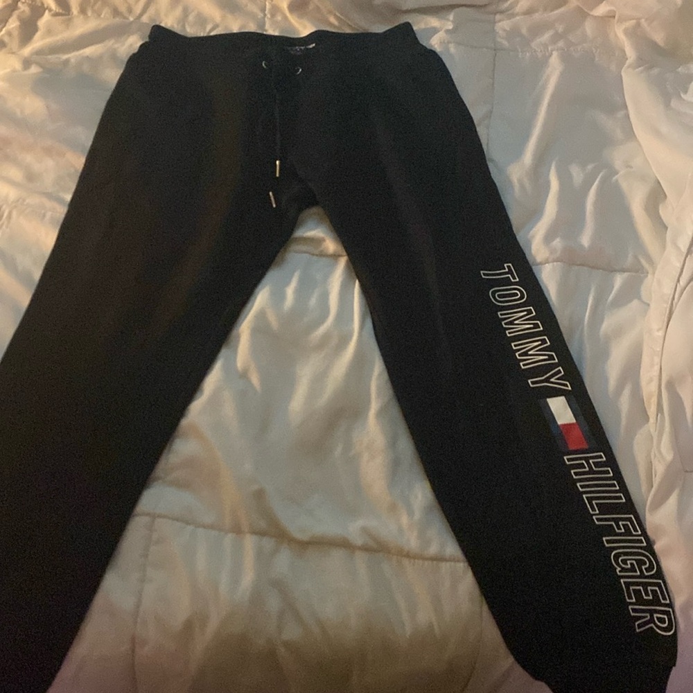 Tommy Hilfiger sweat pants in black.